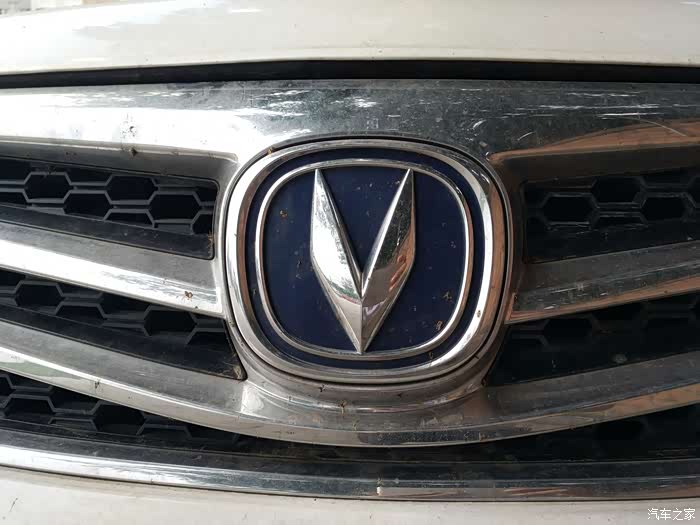 我的一代逸动车头logo采用两个一大一小的椭圆造型包裹v字车标,背景为