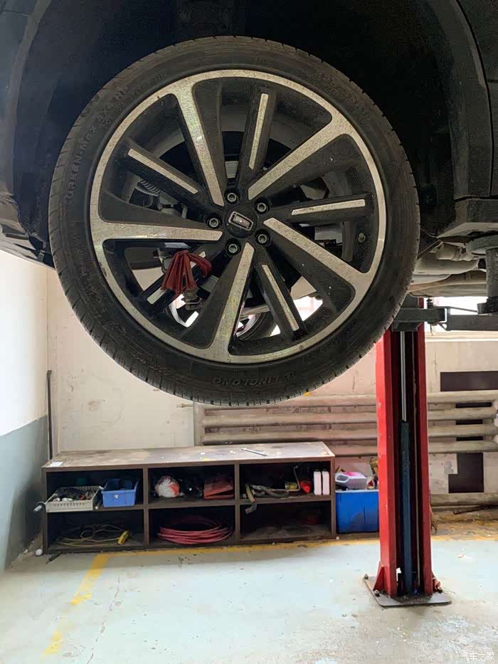 看看轮胎,由于要跑很长的距离,师傅特意给我检查轮胎和避震器.