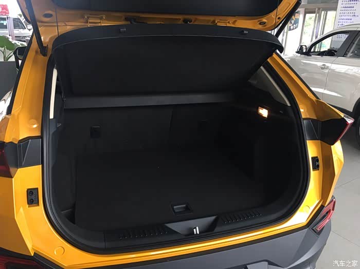 后备箱空间足够我用了,后排也可以放倒使用