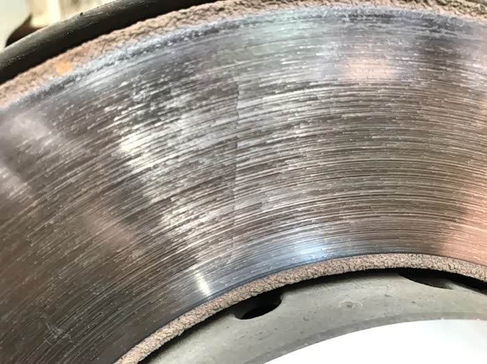 17款捷达,开了一年了,突然发现右前轮刹车片这样了,有一道裂纹似的