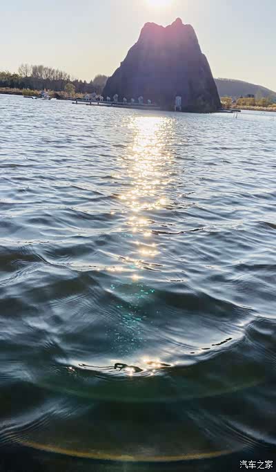 阳光洒在水面似金粉铺在面顿时波光粼粼
