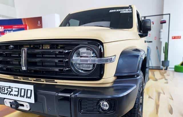 全新长城wey坦克300进店米白色车身很时尚