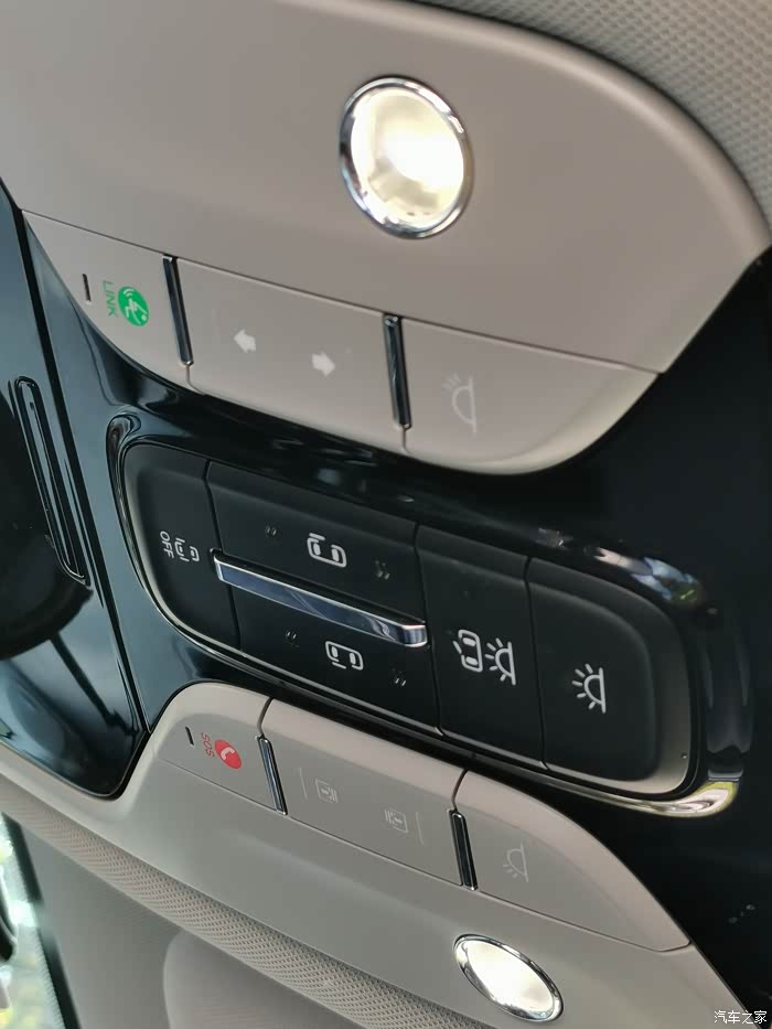 车内可以控制两侧的电动门