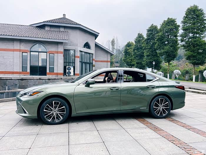 我们这个5线城市的第一辆凌波玉es300h