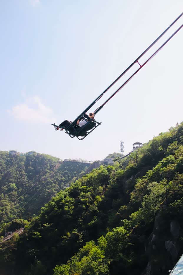 在海拔1100米的悬崖荡秋千,为了照顾大家不同的需要,秋千还有4米到10