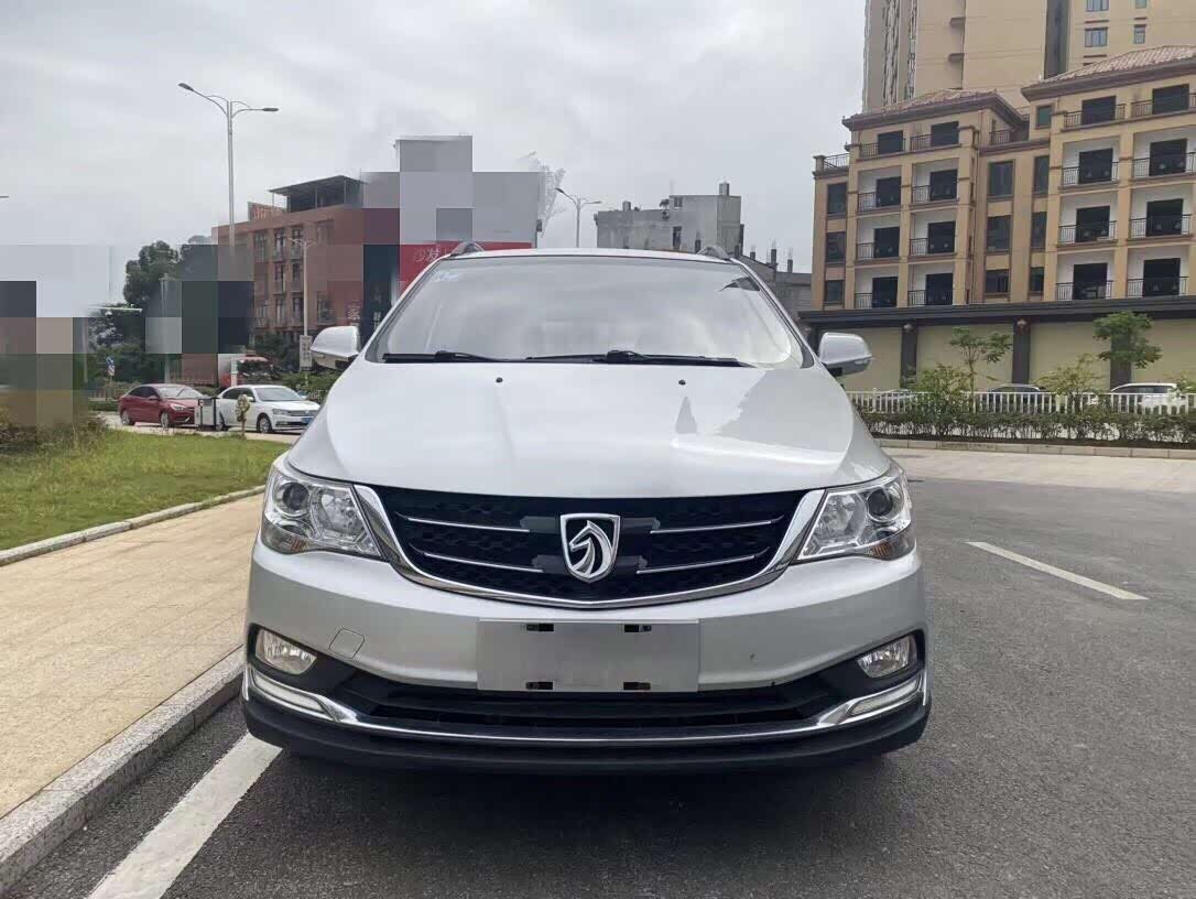 银色的宝骏730外形非常漂亮,内饰空间大得很!