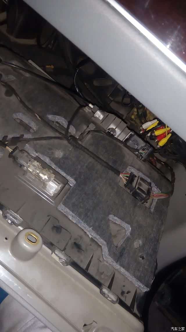 老奥迪a6,2.4排量的空调滤芯在什么地方?