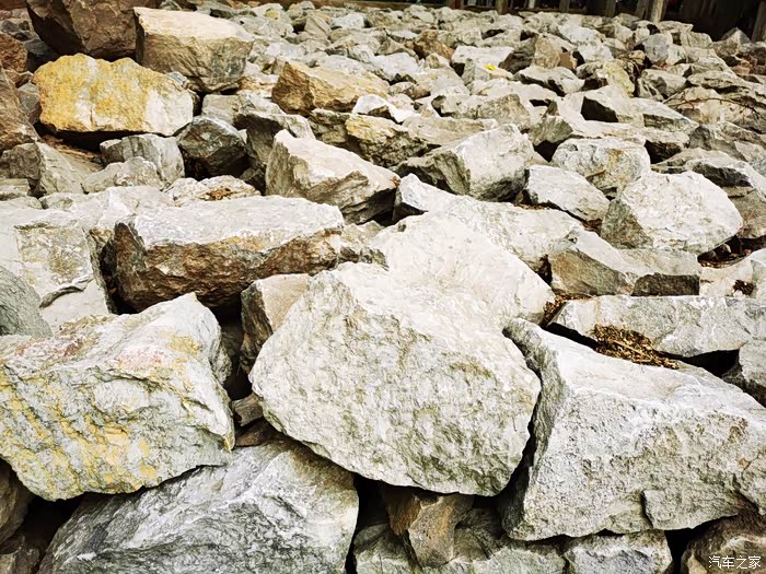 河床两岸堆起来很多这样的石头堆,说是防汛用的.