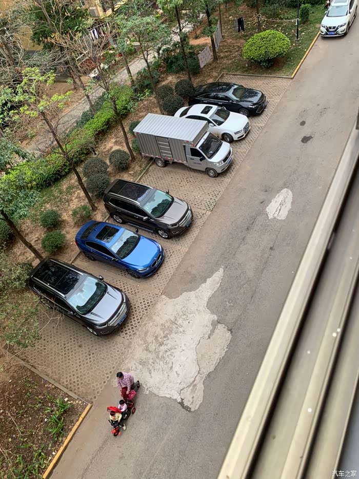 小区楼上俯瞰新卡 一般停车位足够