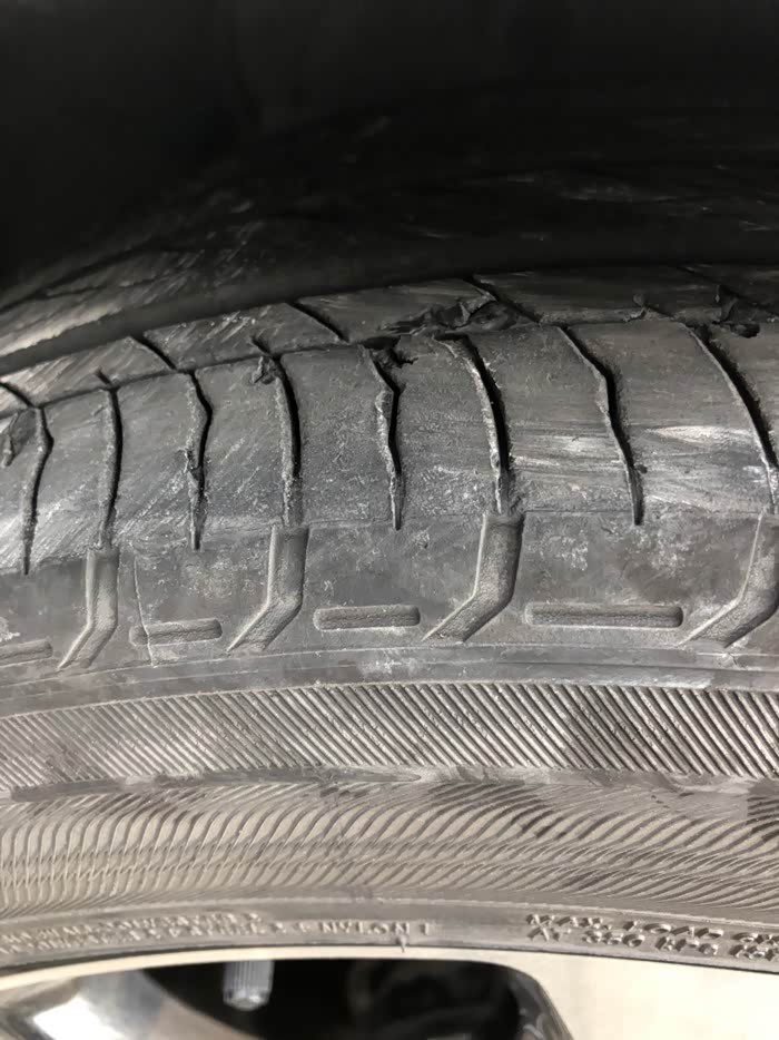 快要爆炸了!十代思域前轮胎脱皮起皮非常严重