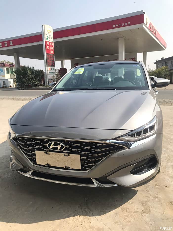 昨天刚帮朋友提辆菲斯塔,灰色,带座椅加热.