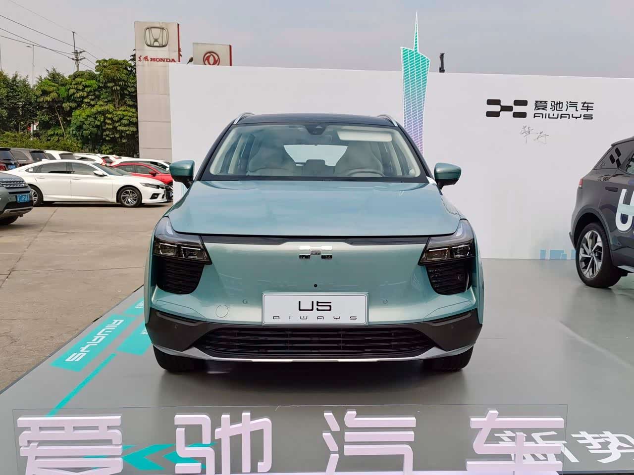 我觉得这个颜色是爱驰u5最好看的颜色.