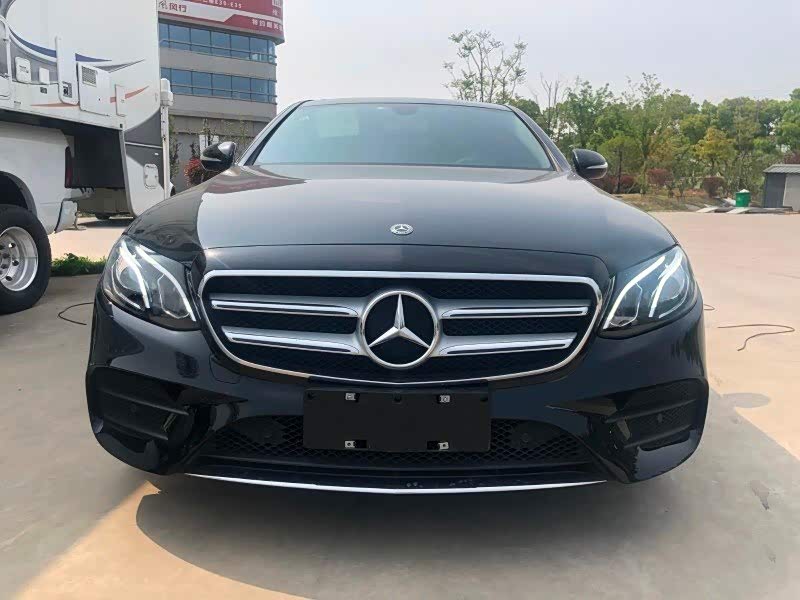 奔驰e260加长之后的空间感更强了