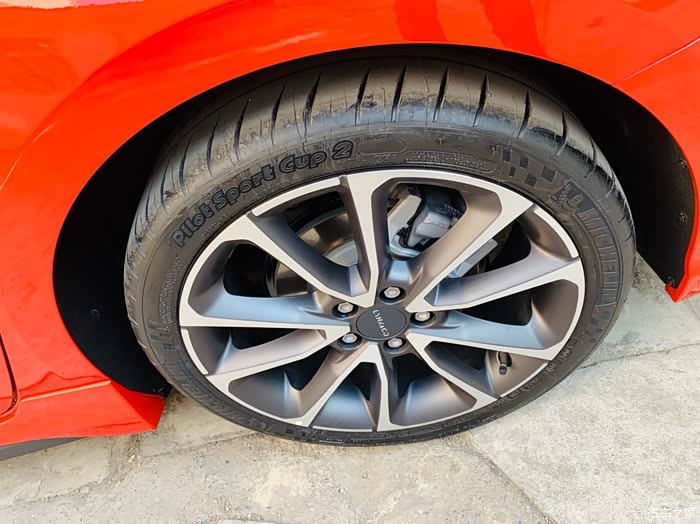 领克03试驾会给其他车换轮胎欺骗消费者