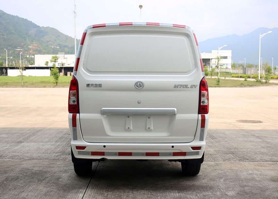 图 启腾m70ev纯电动车采用了传统的厢式货车样式
