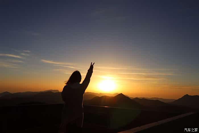 姐姐更兴跳起来了,剪刀手比起哈哈