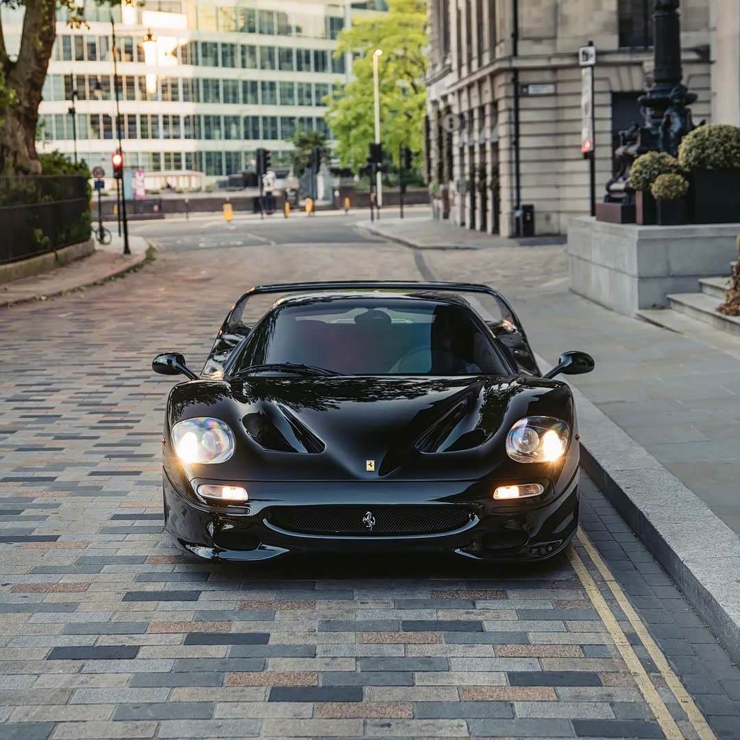 一匹超级经典美哉的黑色法拉利f50