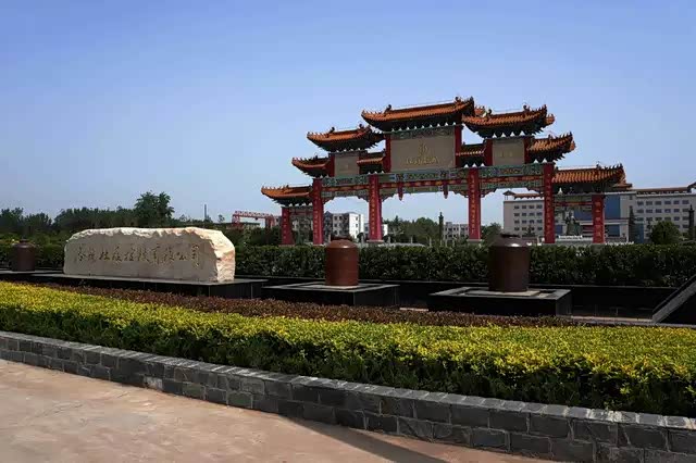 嵩县位于洛阳南部地处伏牛山北麓及其支脉外方山和熊耳山之间