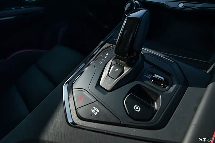 吹着微风伴着斜阳解锁白色领克05的绝美颜值