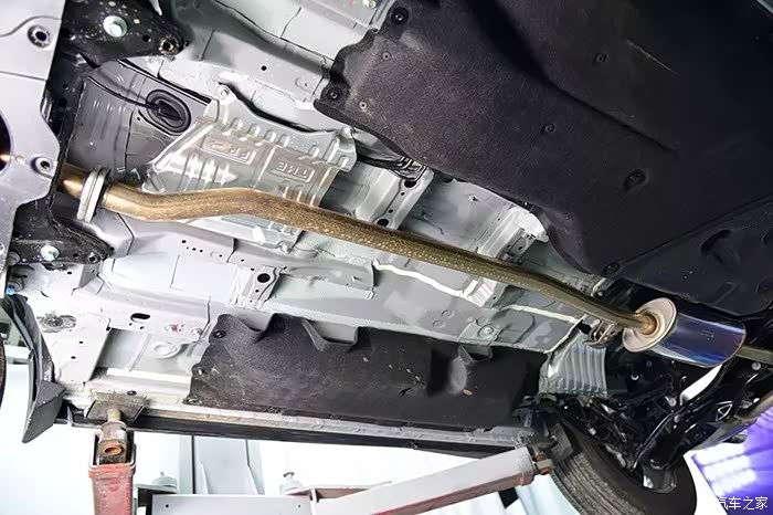 皓影底盘上为啥连排气管隔热铝瓦都减配!