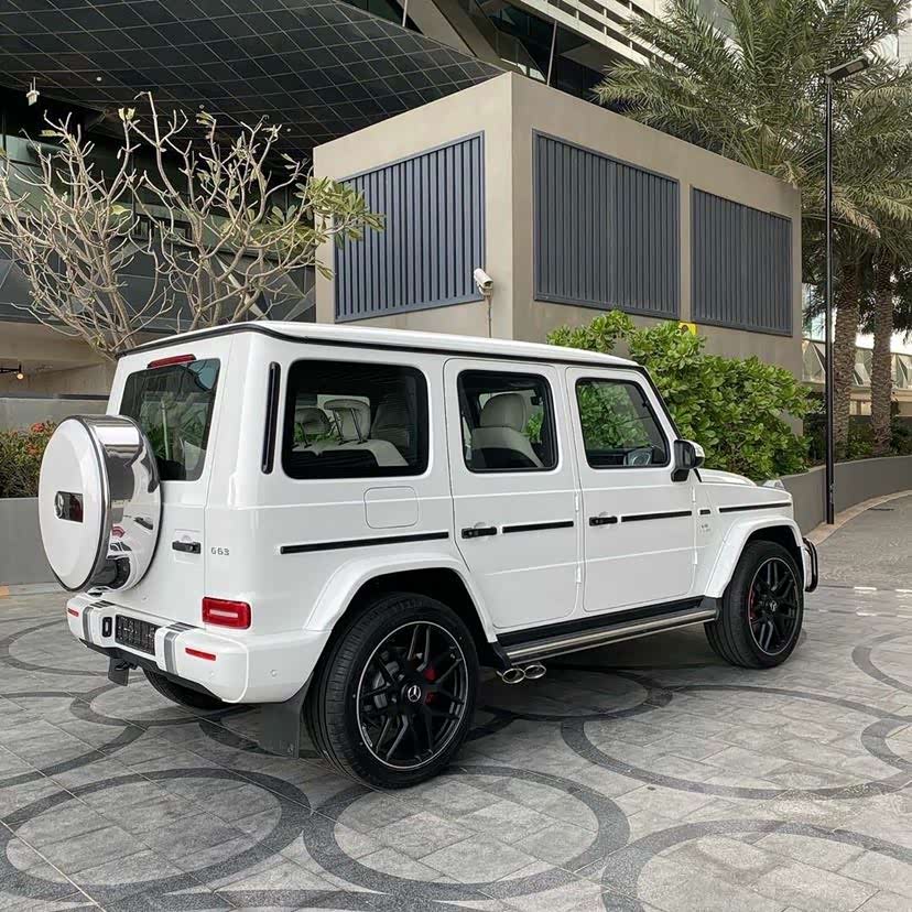 奔驰大g63,白色外观很大气,内部空间很大!