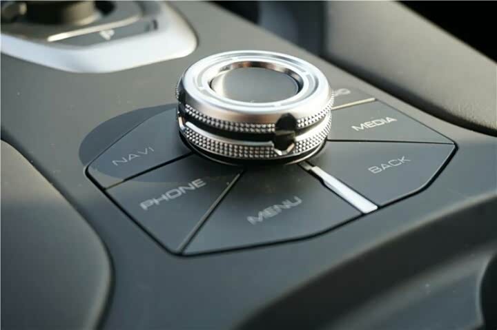 多媒体的功能旋钮感觉挺精致的