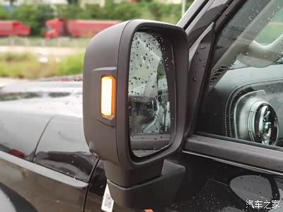 后视镜也比别的车显大一点,视线范围很好