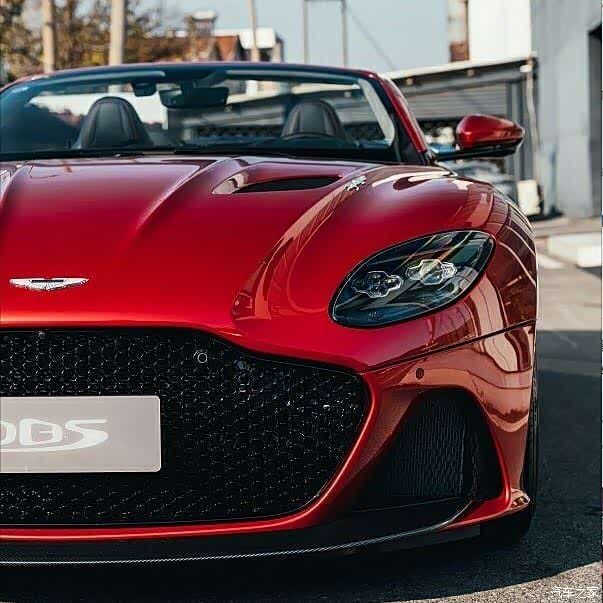 骚红的阿斯顿马丁诱惑十足啊