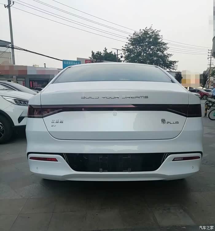 选择比亚迪秦plusev既满足了国产情节又得到了舒适感受