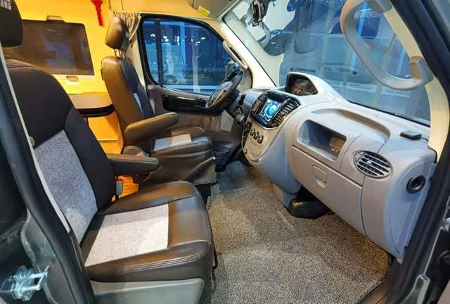 上汽大通v80plus改装成旅行车非常的实用.