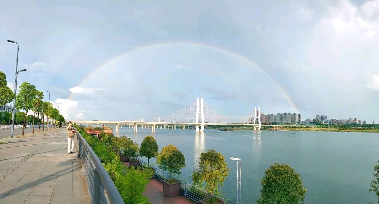 胜日寻芳泗水滨无边光景一时新