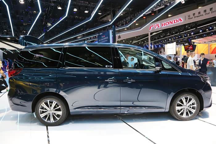 【打卡广州车展】聚光灯下的美妙身影 专程来看gm8