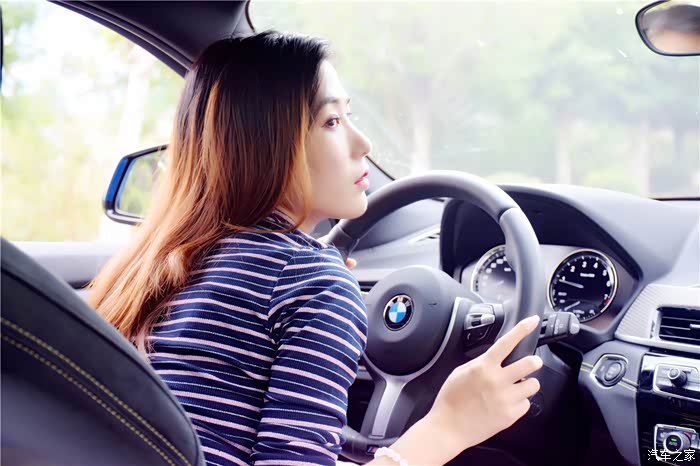 香车与美人随拍小姐姐与宝马x2
