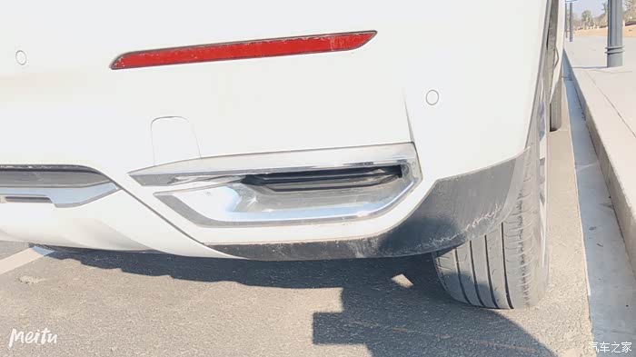 哈弗f7x后面两个装饰性排气孔.