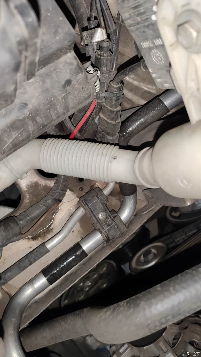 求助:请问发动机舱右侧出水是什么情况?