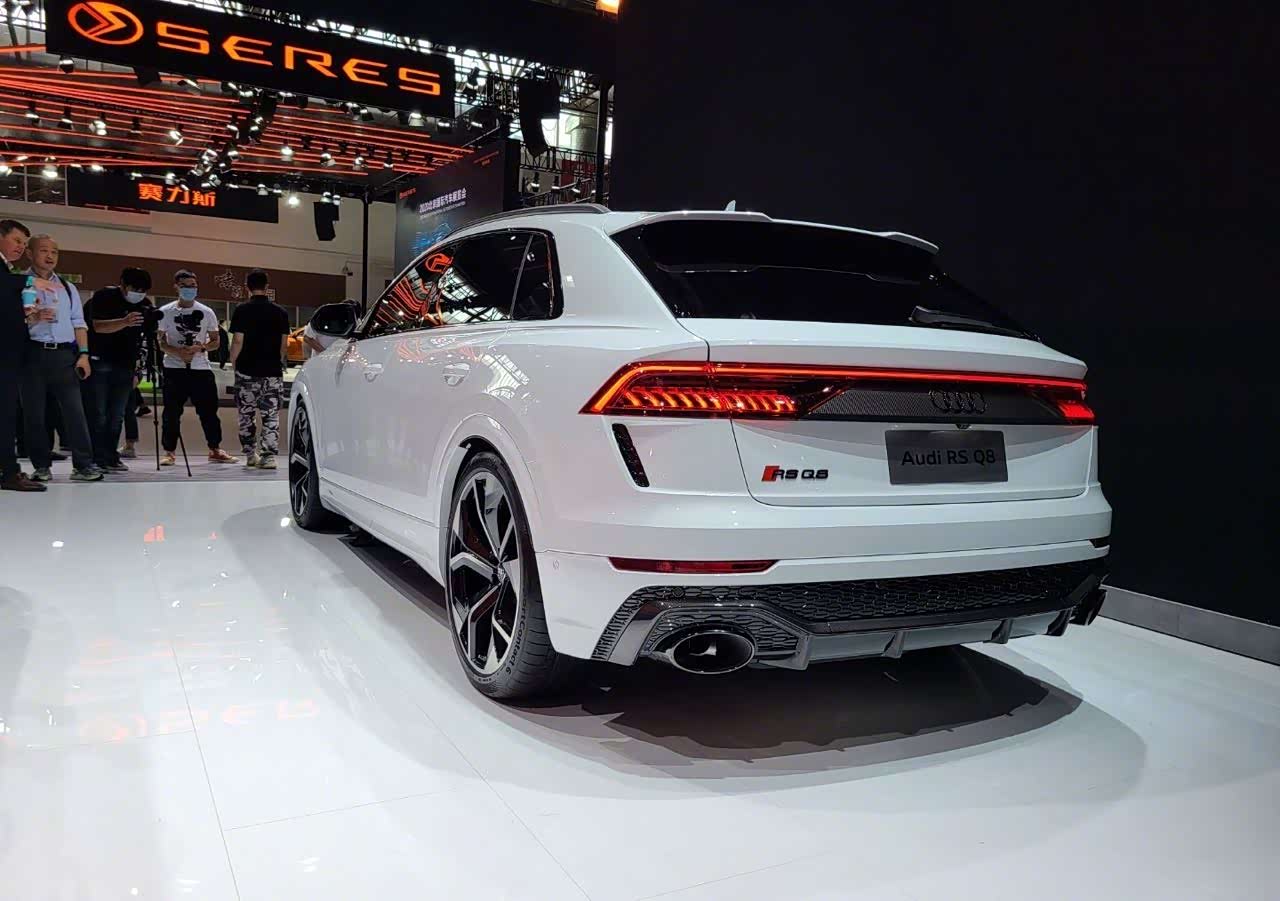北京车展上奥迪rsq8首次在国内亮相,说实话这个车子真不错.