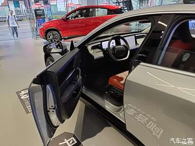 周末逛街被视觉冲击感十足的小鹏汽车p7所吸引