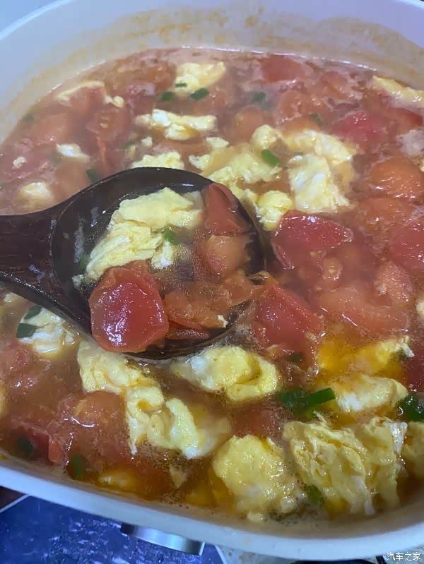 出锅前撒些葱花.这样,又营养又快捷的快手汤就做好啦!