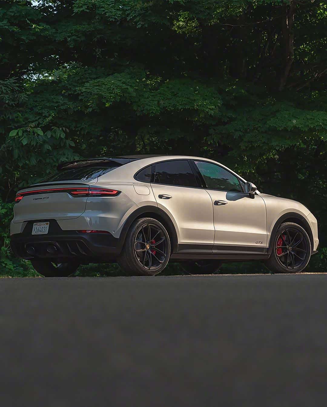 保时捷 2021 卡宴coupe gts,中置排气.