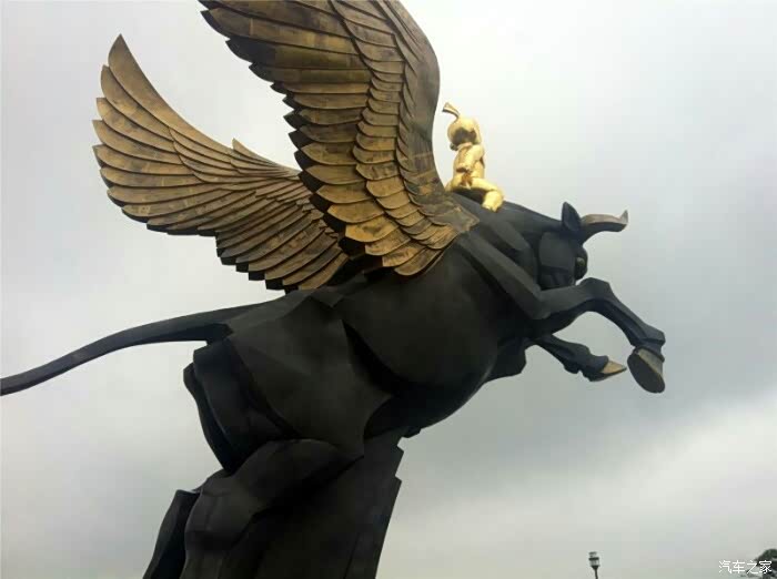 来到童牛岭,首先看到山头的铜牛雕像,很有气势哦,还带翅膀,背着个小孩