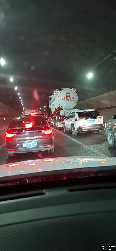 都汶高速前一天被洪水冲段,遭遇大堵车