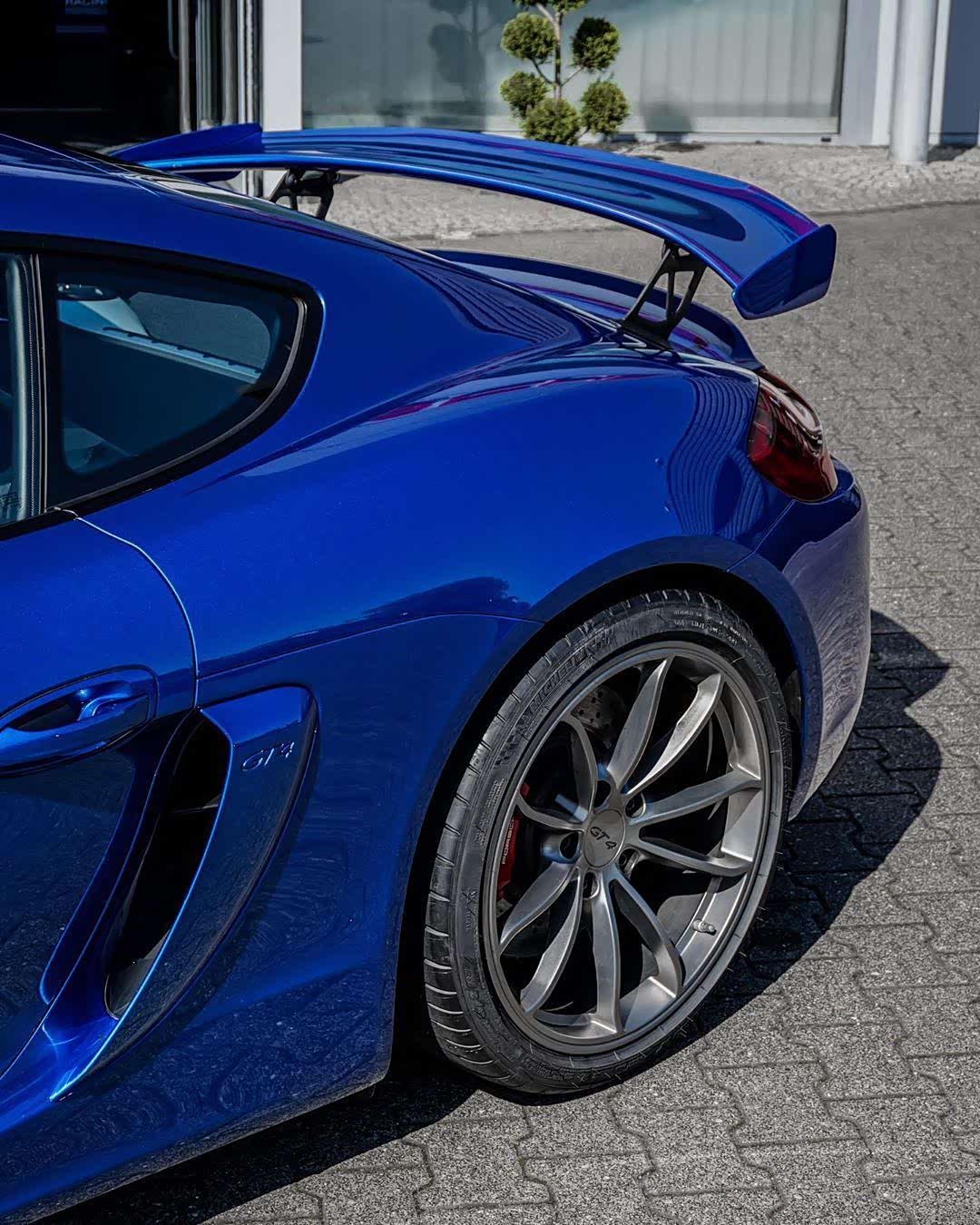 2015保时捷718caymangt4蓝车漆很耀眼