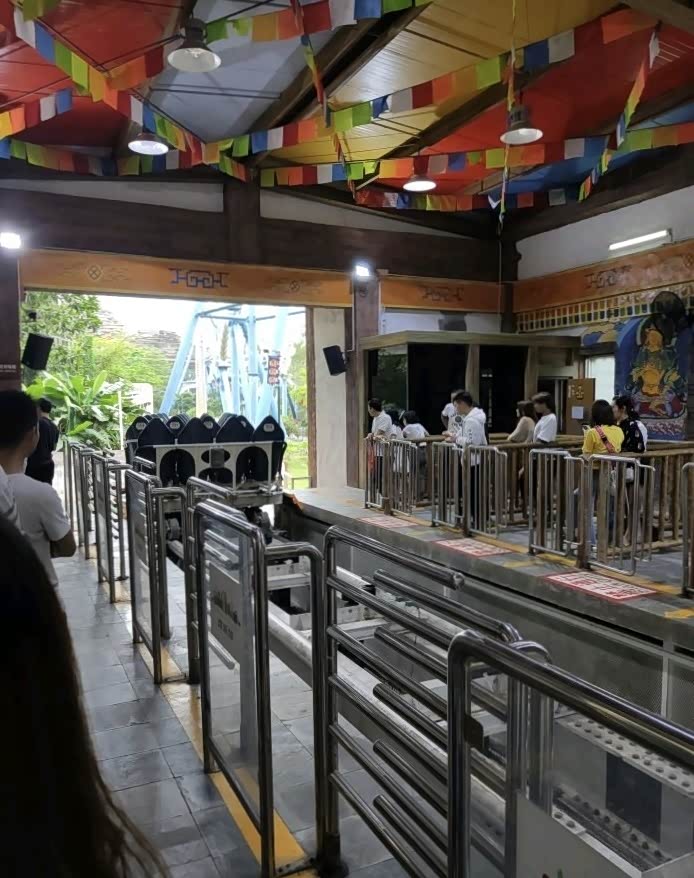 过山车很刺激啊!  就是人有点多要排队