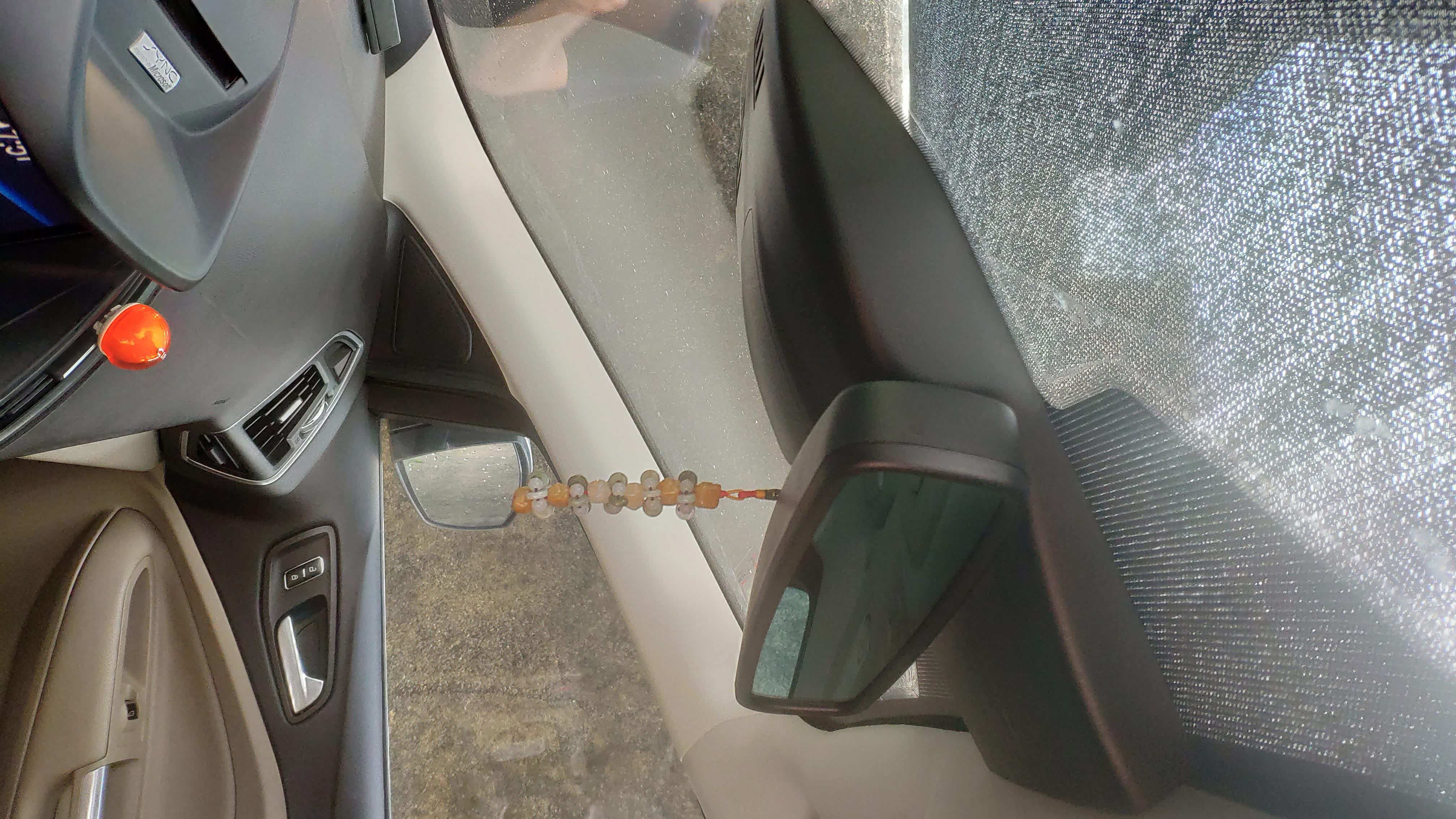 前挡风玻璃黑色盒子