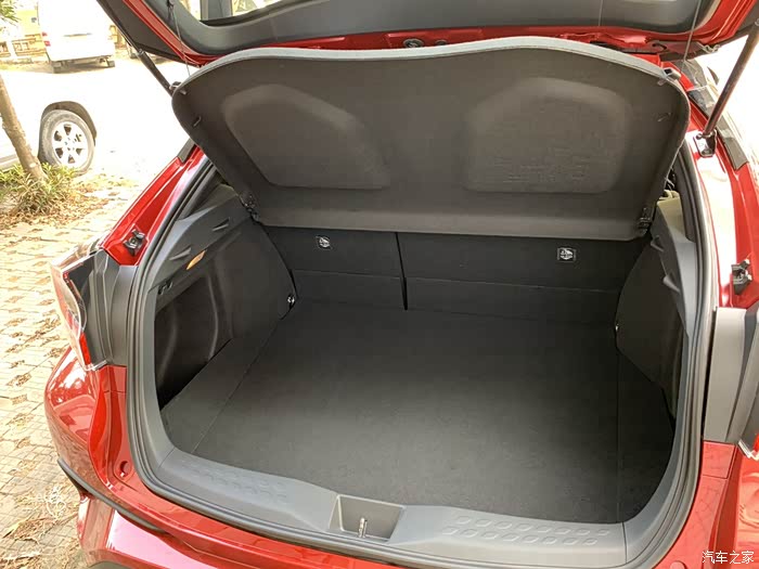 后备箱我很少放东西,开车上下班也没什么好放的,所以比较空,里面空间