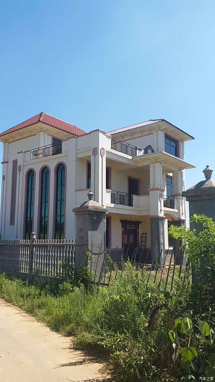 村里的发展很快,上次回去还是瓦房,而现在就建起来三层小别墅,非常