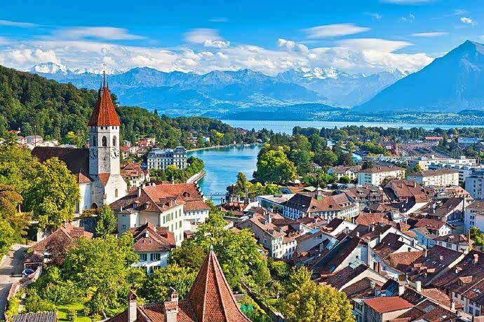 瑞士十大最美小镇之一的因特拉肯,古朴中带点现代气息.