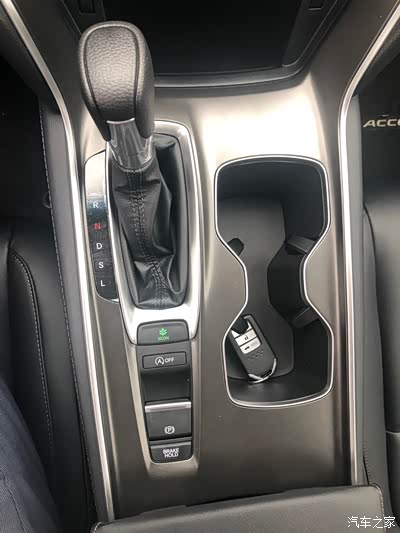 十代雅阁主驾门板按键及档位杆操作区解析