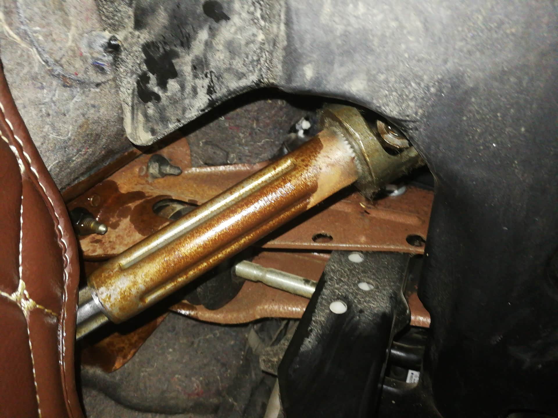 看看你们主驾驶下面的转向柱,我的4年已经锈成这样了