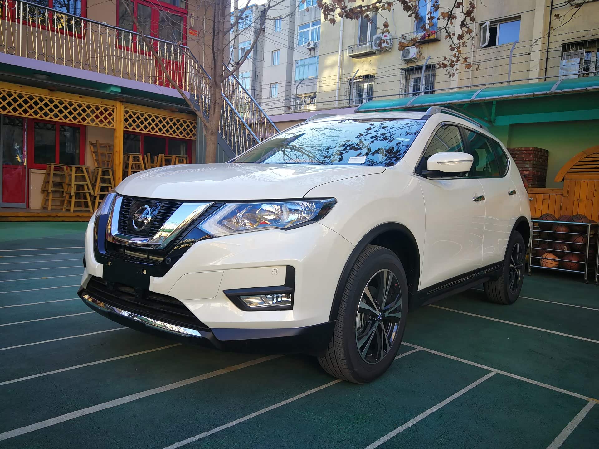 19款奇骏车标是平的吗